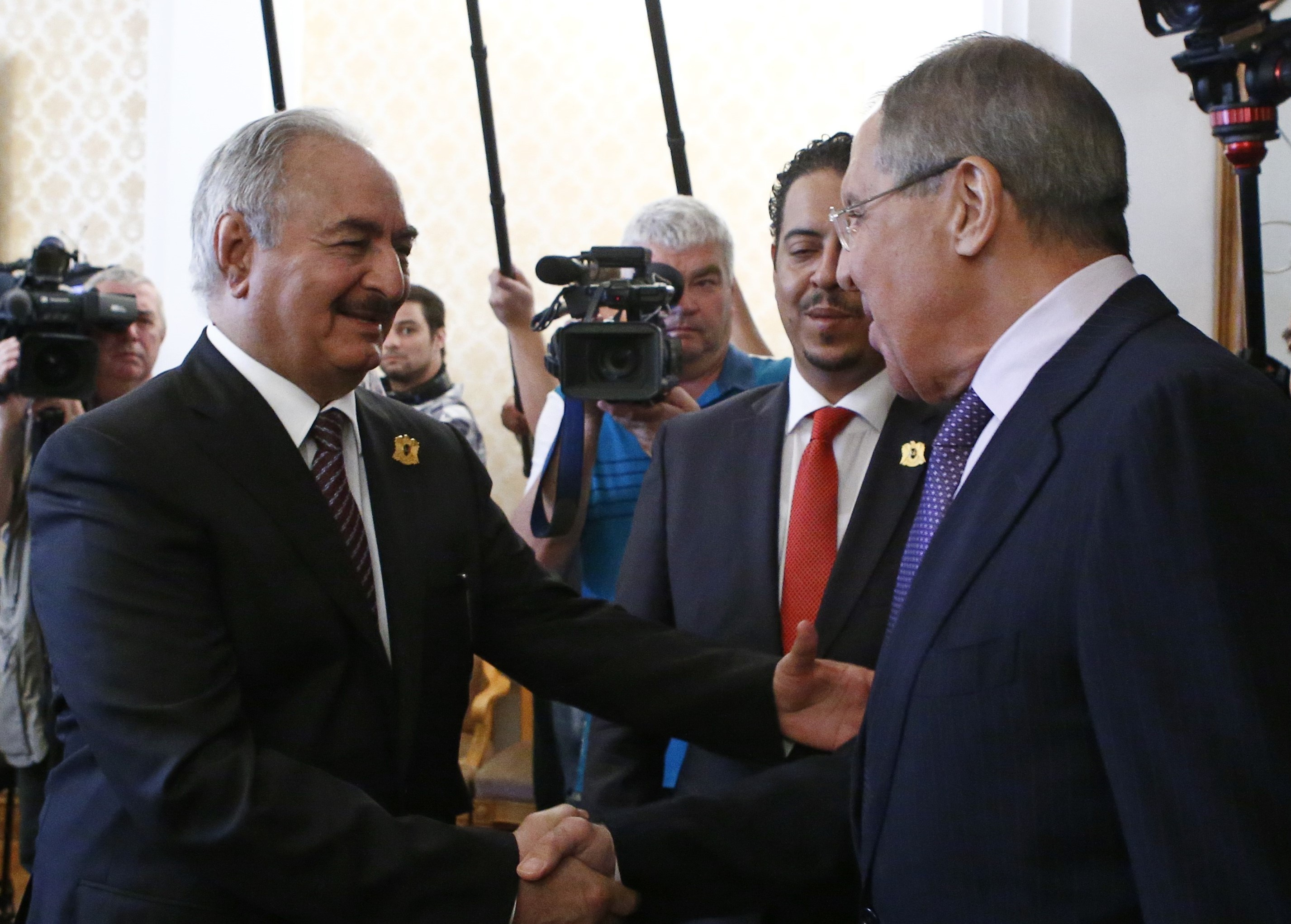 General Khalifa Haftar (L), commander in the Libyan National Army (LNA), shakes hands with Russian Foreign Minister Sergei Lavrov during a meeting in Moscow, Russia  on 14 August, 2017 (Reuters)