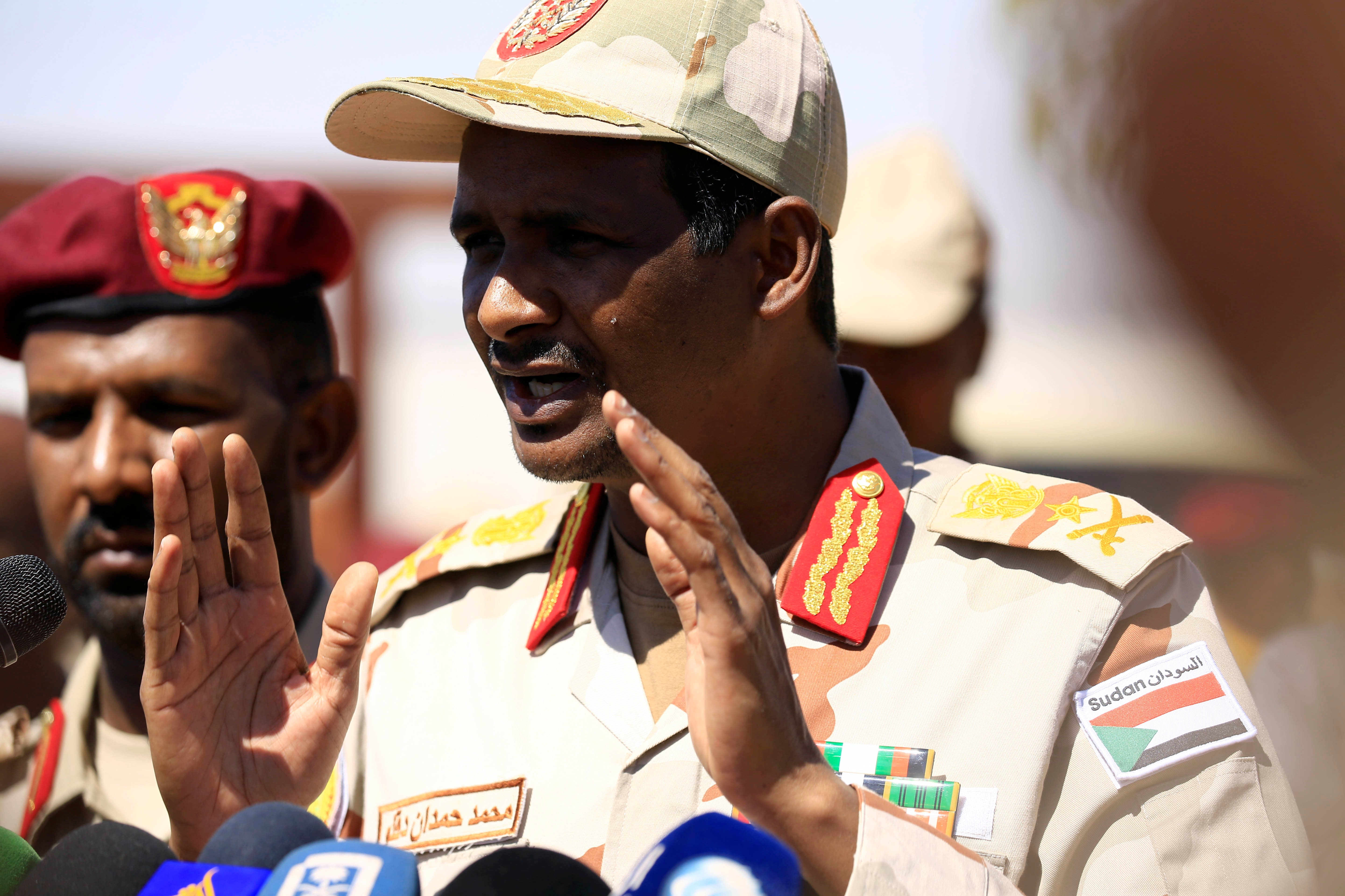 General Muhammad Hamdan Daqlu,head of Sudanes Rapid Support Forces (RSF), speaks during a news conference outside Khartoum, Sudan 5 November, 2017 (Reuters)
