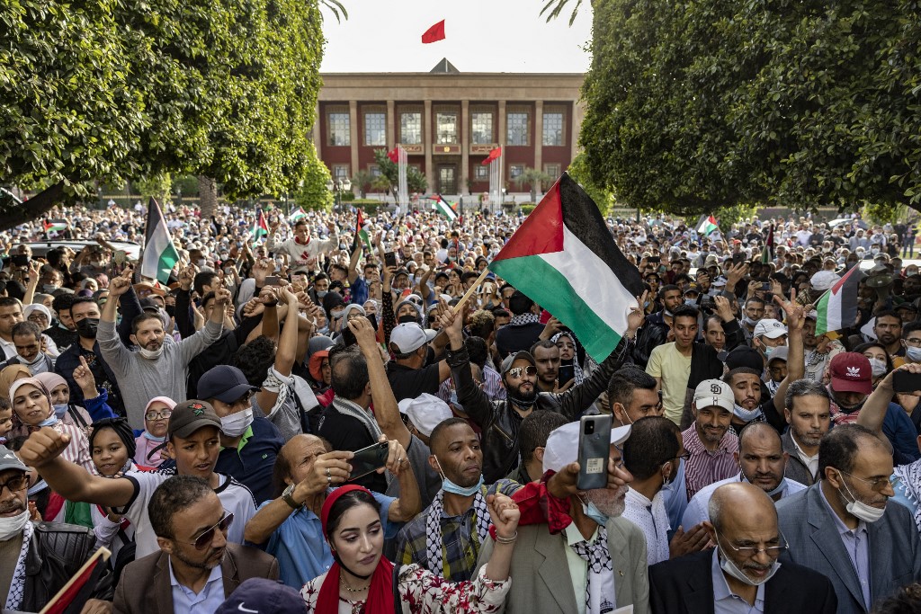 Des Marocains manifestent pour appeler à la fin de l’offensive israélienne contre Gaza et l’arrêt de la normalisation avec Israël, dans la capitale Rabat, le 16 mai 2021 (AFPFadel Séné)