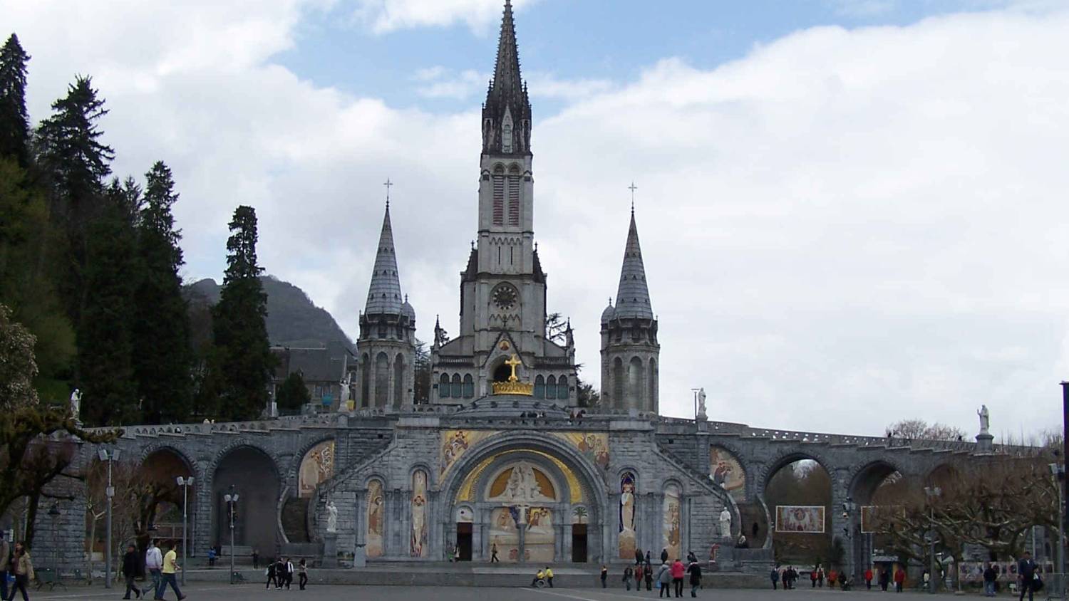 Une église remarquable s’élève aujourd’hui sur le site où une série d’apparitions de la Vierge Marie auraient été observées (Creative Commons)