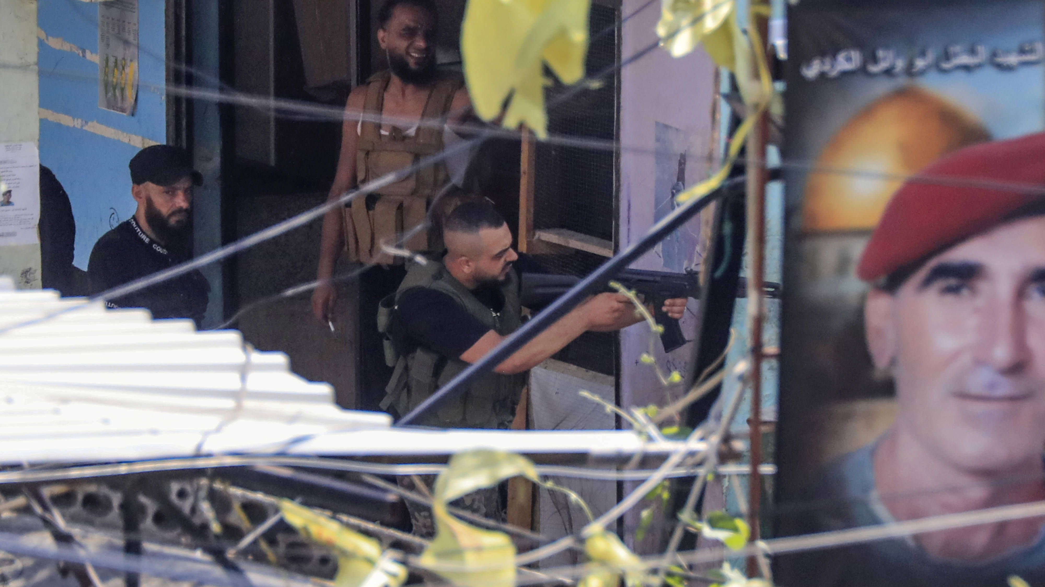 Un membre du Fatah vise des combattants rivaux lors d’affrontements en juillet (AP)