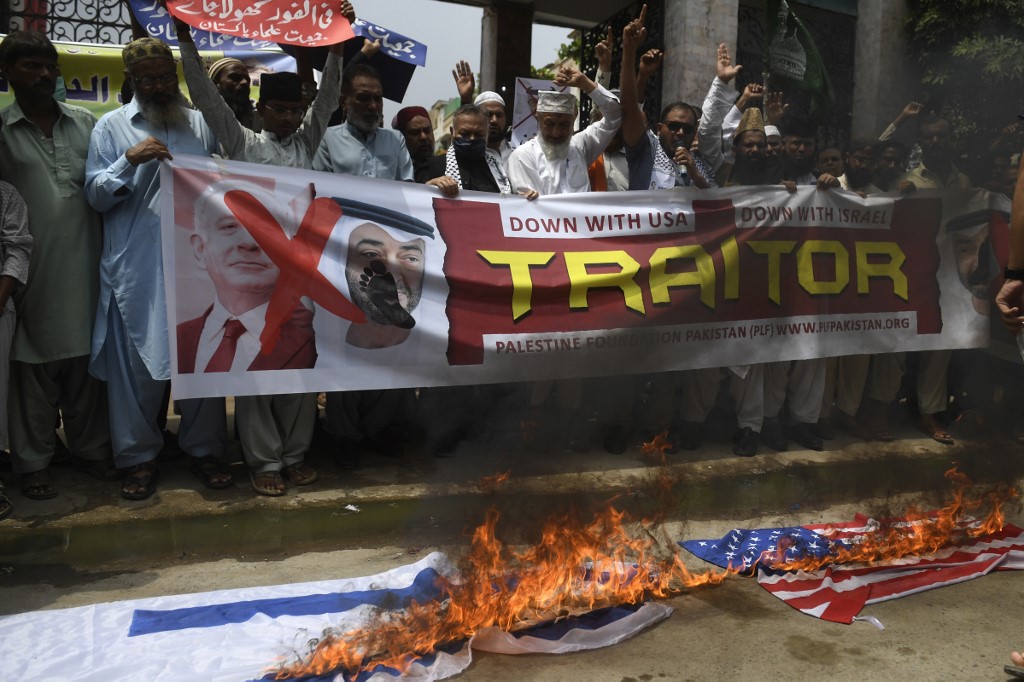 Protesters denounce the Israel-UAE deal in Karachi, Pakistan, on 21 August (AFP)