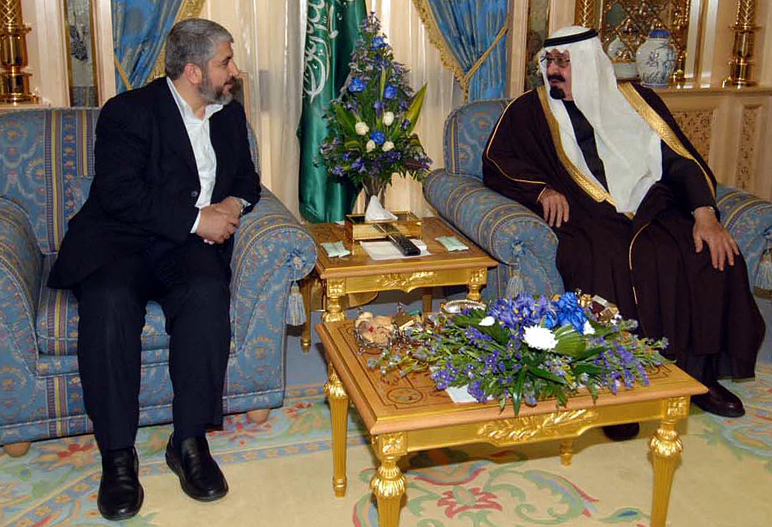 Hamas politiburo chief Khaled Meshaal, left, with Saudi King Abdullah in Riyadh on 20 March 2007 (AFP)