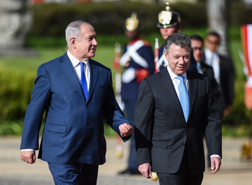 Netanyahu walks with Colombia’s then-president, Juan Manuel Santos, in Bogota in 2017 (AFP)