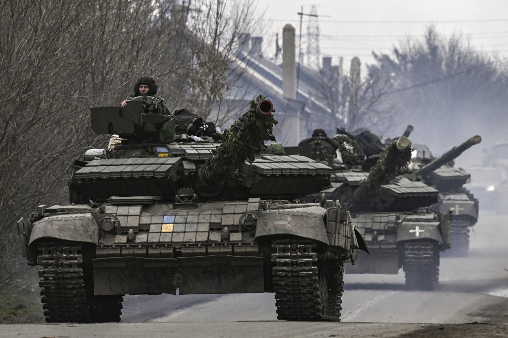 Ukrainian tanks move towards Russian forces in Bakhmut on 20 March 2023 (AFP)