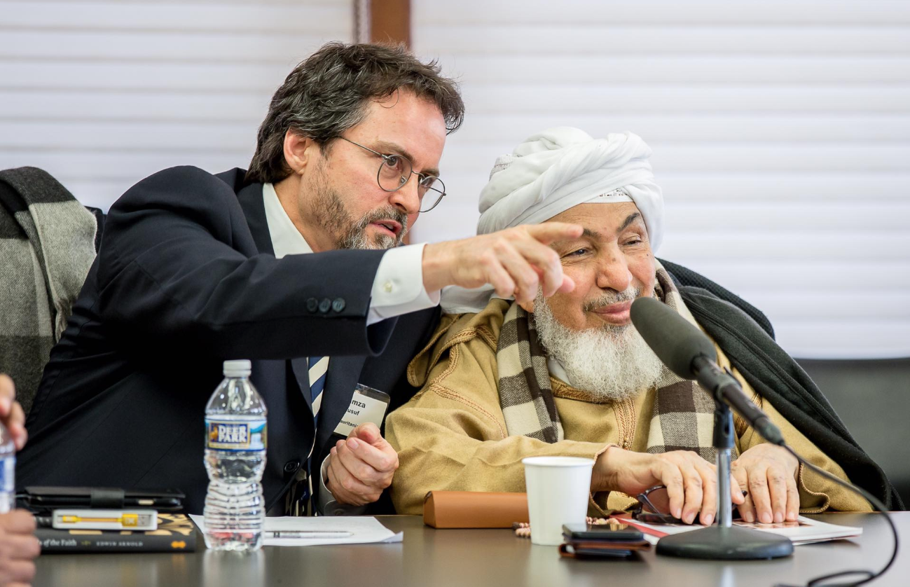 Abdallah ben Bayyah (à droite) est devenu président du Forum pour la promotion de la paix dans les sociétés musulmanes (FPPMS), basé aux Émirats arabes unis (FPPMS)