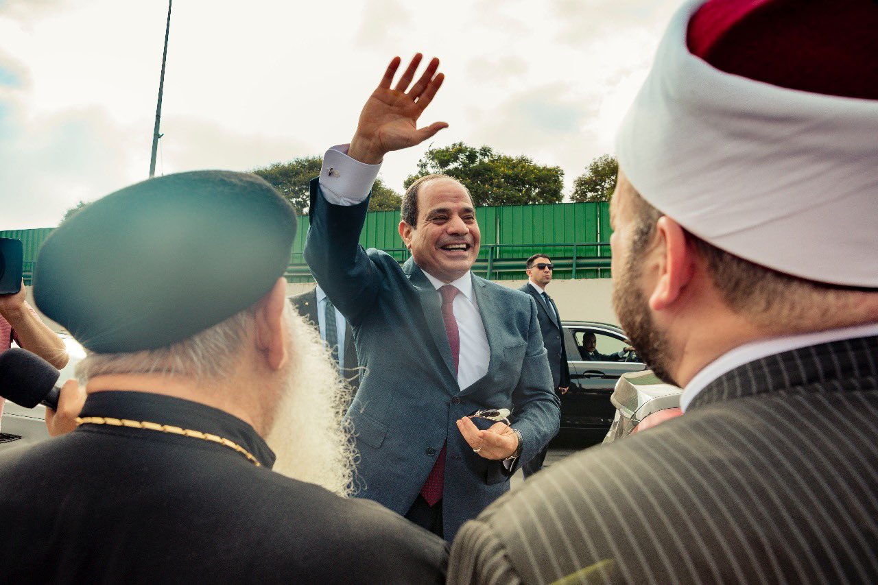 Sisi greeting supporters on his return to Cairo on Friday (Twitter)