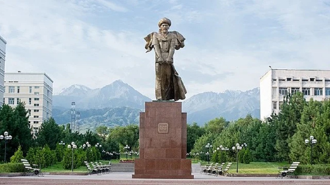 Une statue d’al-Farabi devant l’université nationale d’État du Kazakhstan à Noursoultan, la capitale (Wikimedia)