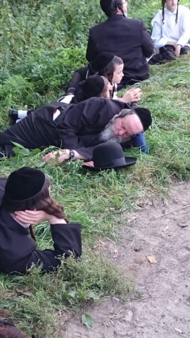 Israeli Jews sleep on the ground at the Ukraine-Belarus border (Yisrael Frey)