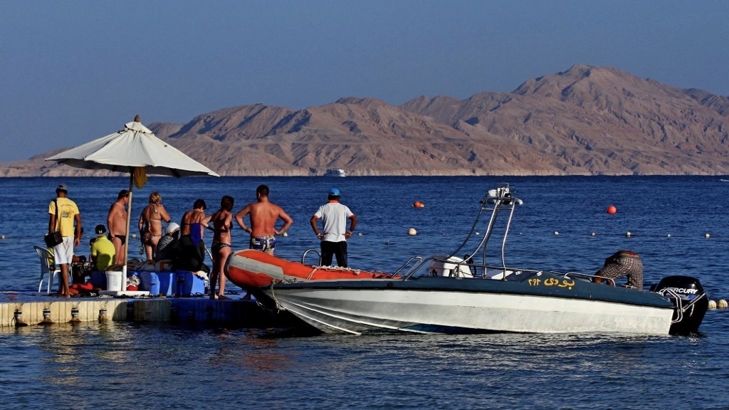Tourists preparing to board a boat in front the Tiran island between Egypt's Sinai Peninsula and Saudi Arabia on 12 November, 2015 from the Egyptian Red Sea resort of Sharm el-Sheikh (AFP)
