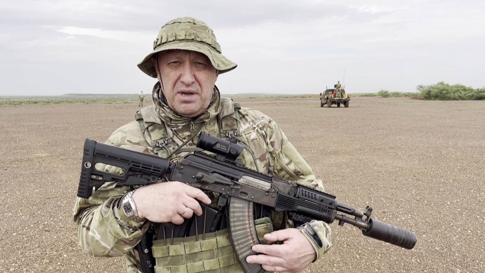 Capture d’écran qui montre le dirigeant du groupe de mercenaires russes Wagner Evguéni Prigojine alors qu’il s’adresse à la caméra dans un lieu non identifié (AFP)