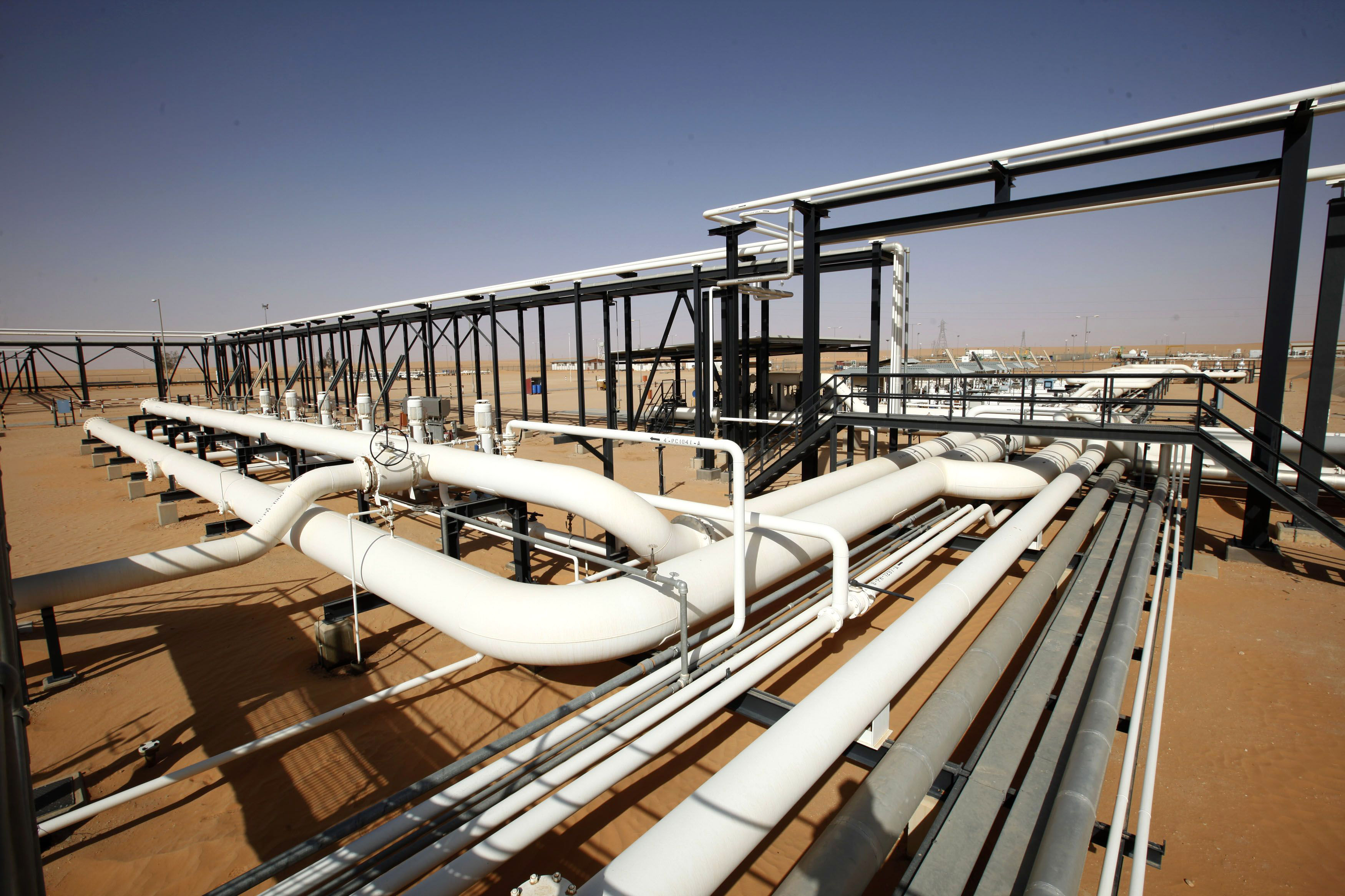 Pipes are pictured at Libya's al-Sharara oil field 3 December, 2014 (Reuters)