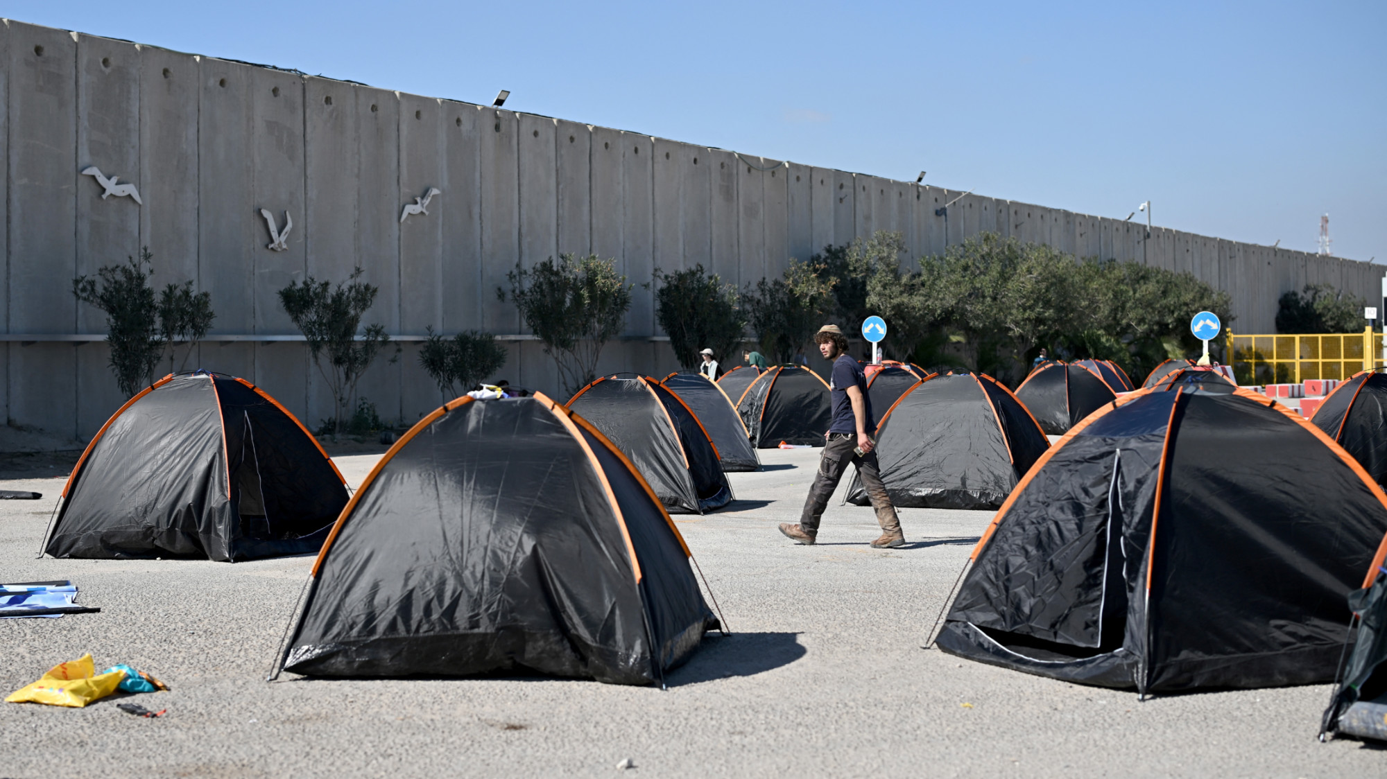 Israelis camp as they protest against the delivery of humanitarian aid to Gaza at the Karem Abu Salem crossing 7 February 2024 (Dylan Martinez/Reuters)