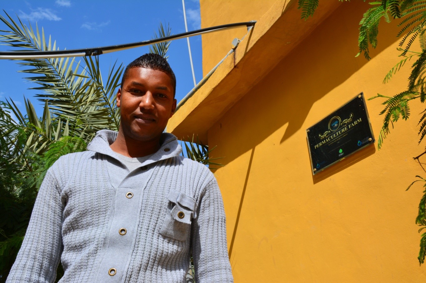 Ali al-Waheidi runs Greening the Desert’s ecolodge and organic cafe. (Marta Vidal/MEE) 