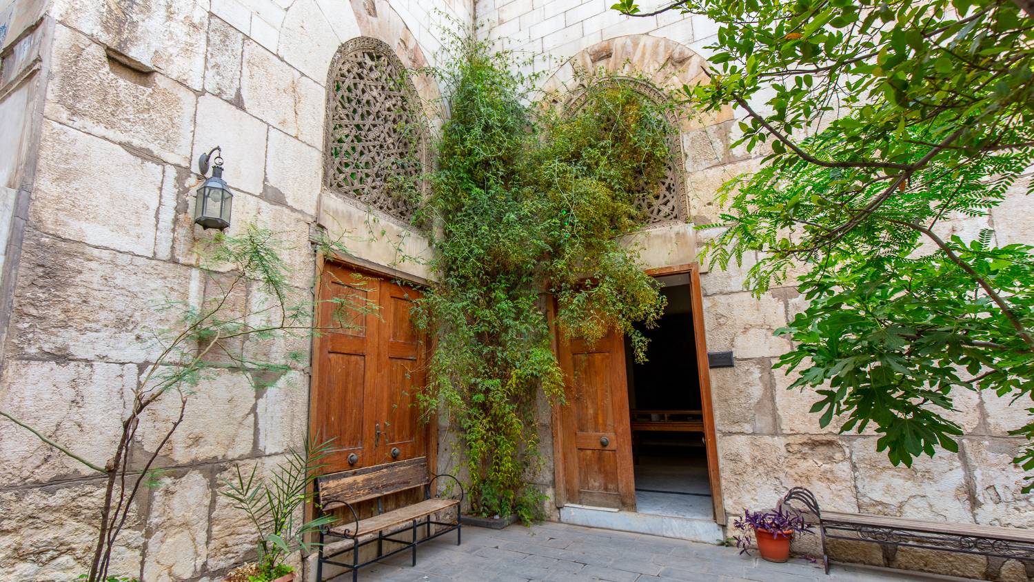 Le bimaristan Nur al-Din Zengi à Damas comprend une fontaine centrale, un jardin et des salles séparées pour le traitement de différentes maladies (Zirrar Ali)