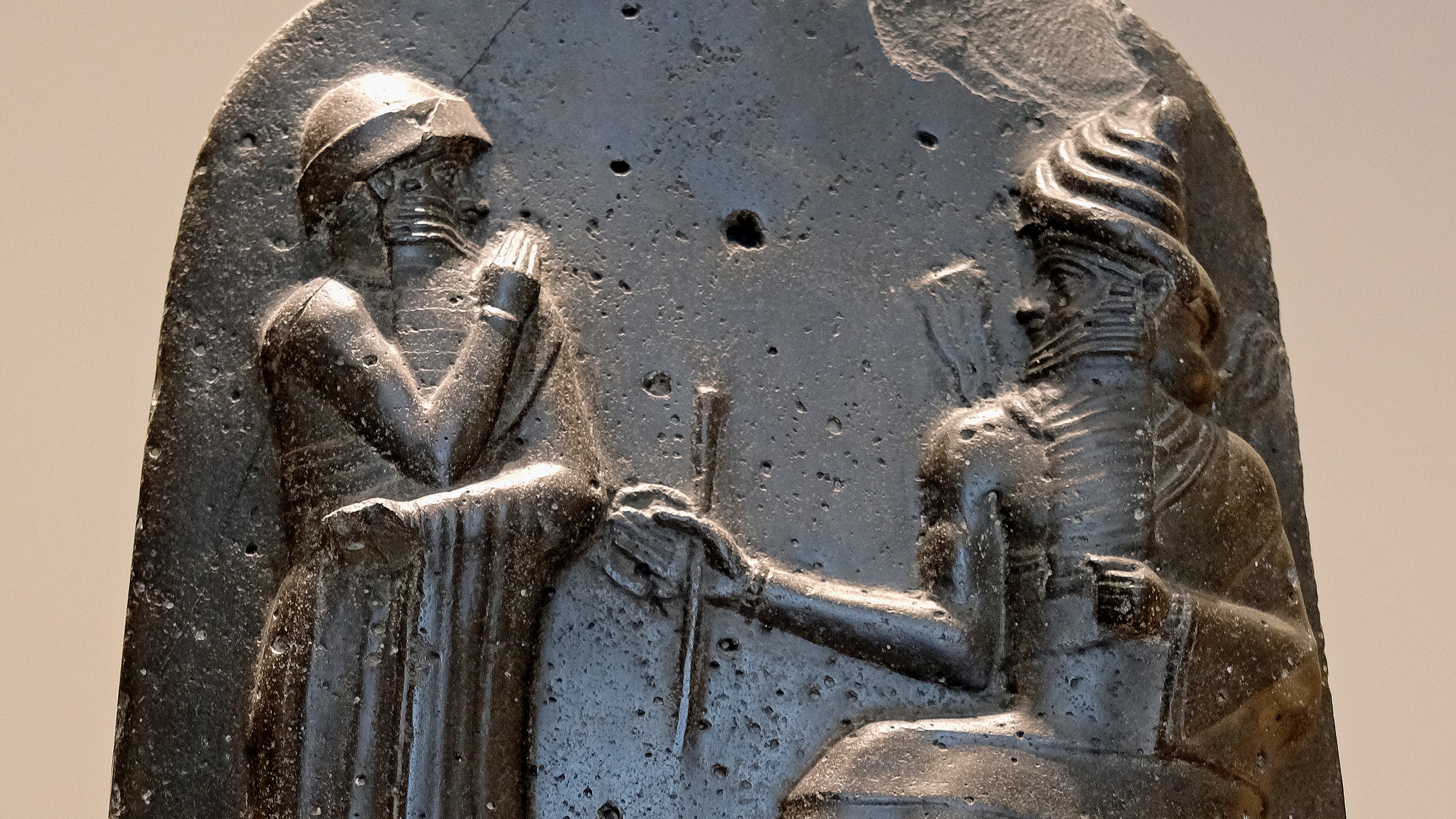 Hammurabi reçoit les lois de Shamash (Wikimedia)