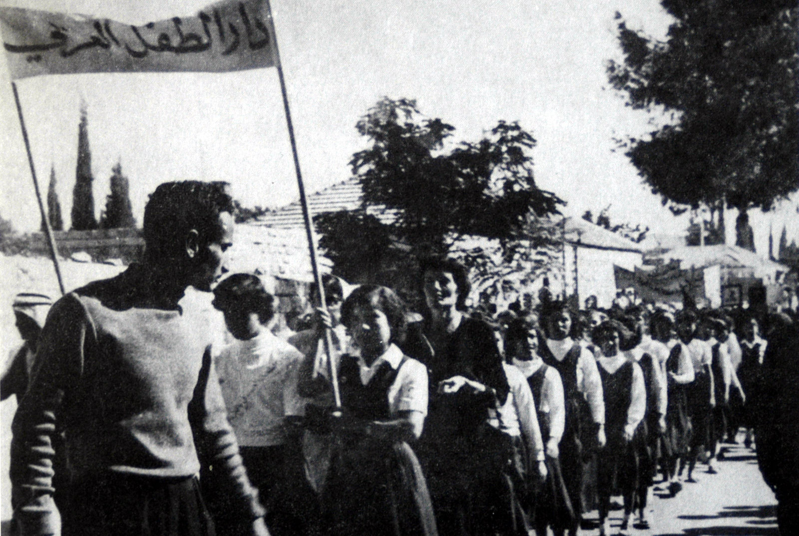 Hind al-Husseini, au deuxième rang, vêtue d’une robe noire, défile avec des écolières à Jérusalem en 1936 (WikiMedia)