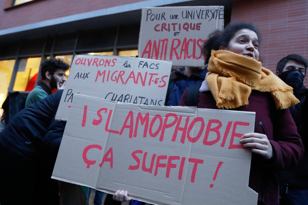 Manifestation contre la lecture d’un texte considéré comme islamophobe écrit par le caricaturiste français Charb, tué dans l’attaque contre Charlie Hebdo, à l’Université Diderot à Paris le 31 janvier 2018 (AFP)