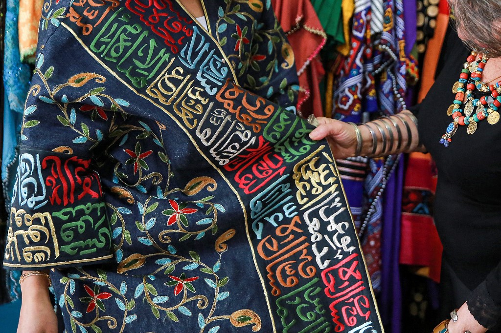 Une robe arborant de la calligraphie thuluth en Jordanie (AFP)