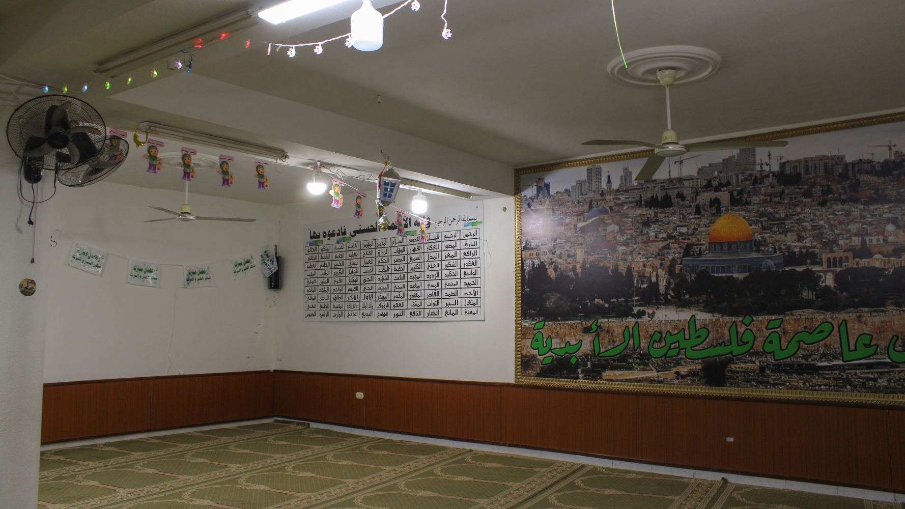 L’intérieur d’une mosquée administrée par le Hamas à Ain al-Helweh à Sidon (Hanna Davis/MEE)