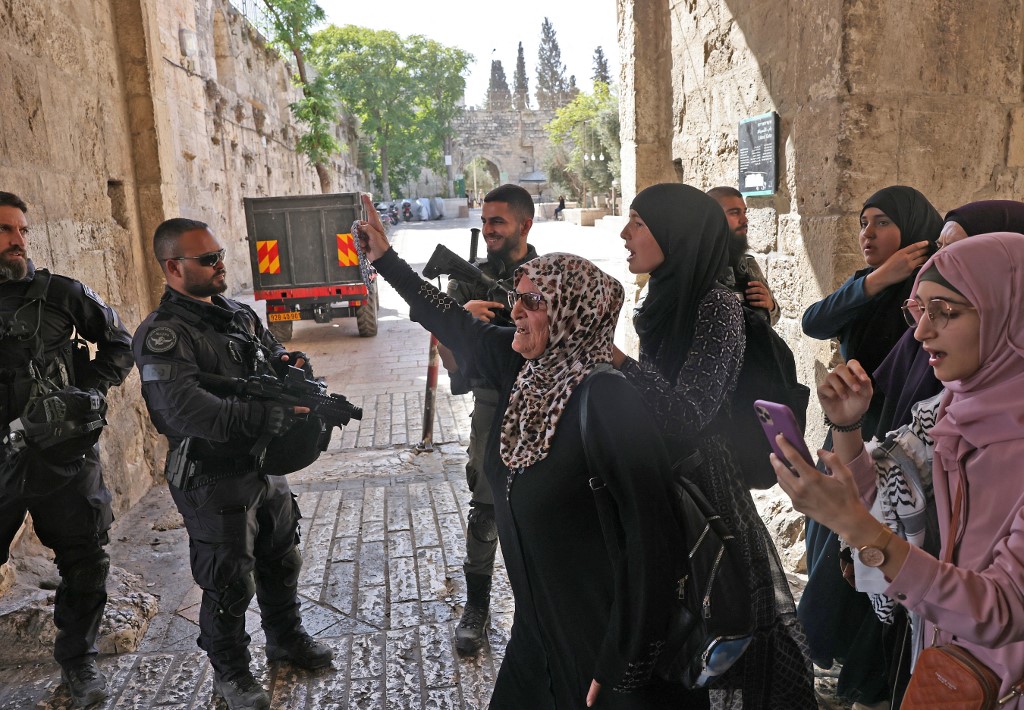 Muslim Palestinian women shout slogans after Israeli security forces turned down visitors at the entrance of the Al-Aqsa mosque compound, the third holiest site in Islam, on September 27, 2022 during the Rosh Hashanah holiday, the Jewish New year.