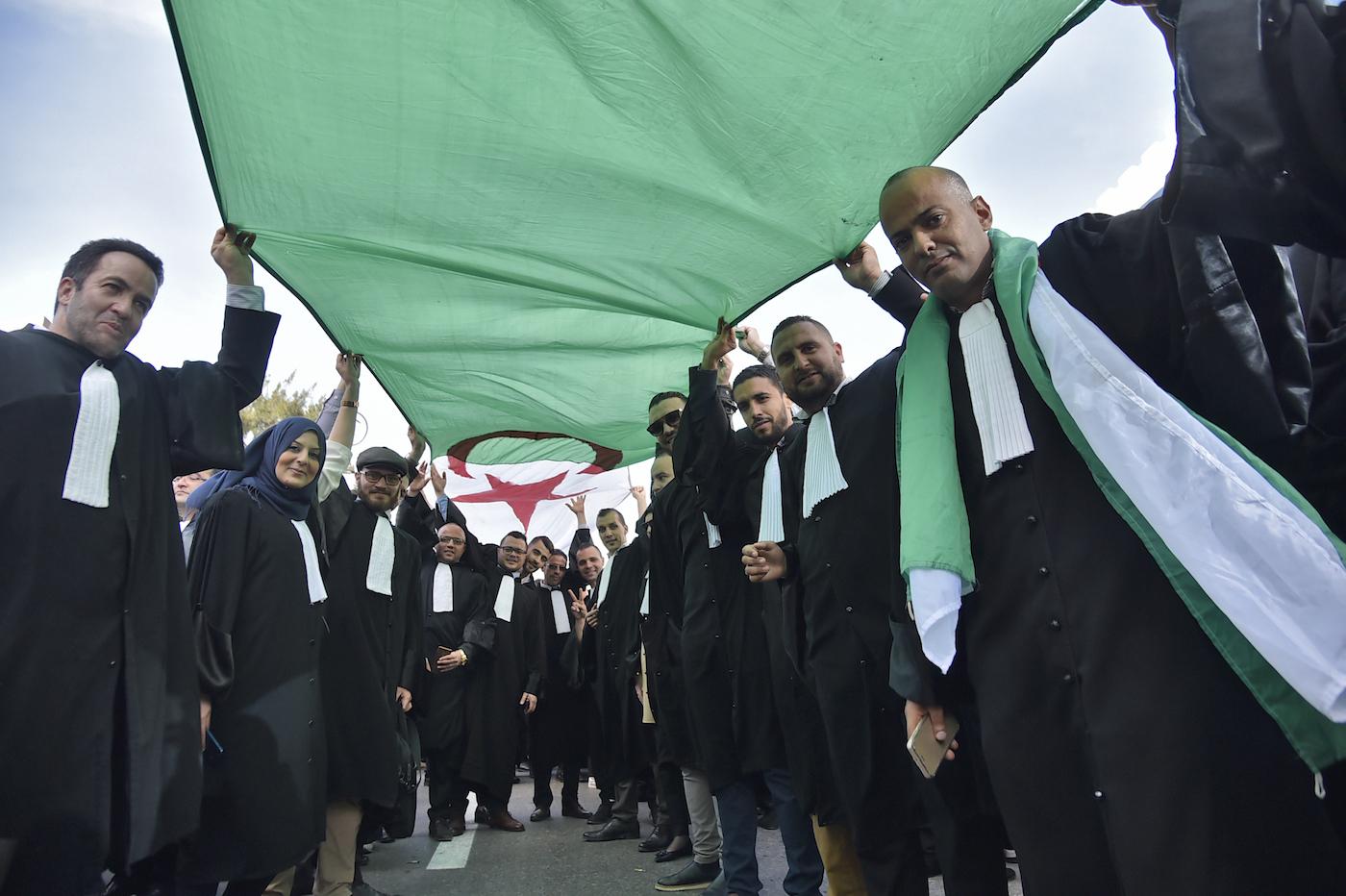 Des avocats manifestent contre la candidature d’Abdelaziz Bouteflika à Alger le 7 mars (AFP)