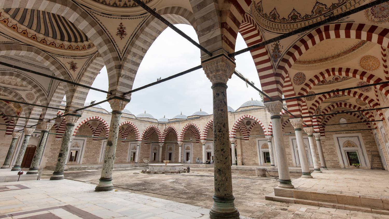 Les darushifas, comme celui-ci à Edirne, étaient souvent reliés aux mosquées, offrant une guérison holistique (Zirrar Ali)
