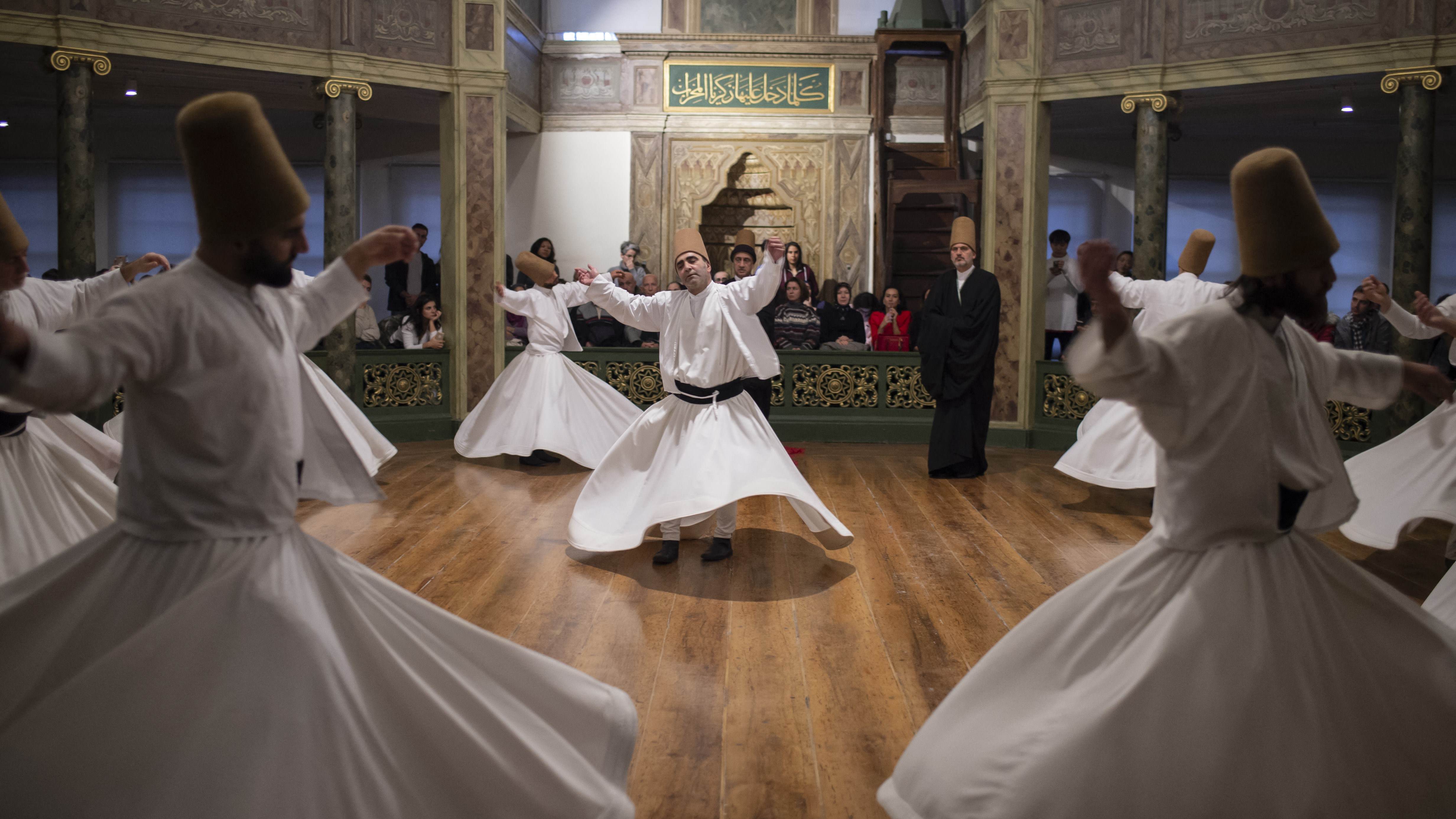 Des derviches soufis se produisent lors d’une cérémonie de dhikr à Istanbul en 2018 (AFP/Yasin Akgül)
