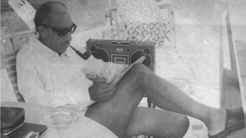 Anouar el-Sadate, président égyptien assassiné en 1981, photographié en train d’écouter un lecteur de cassettes (Faruq Ibrahim)