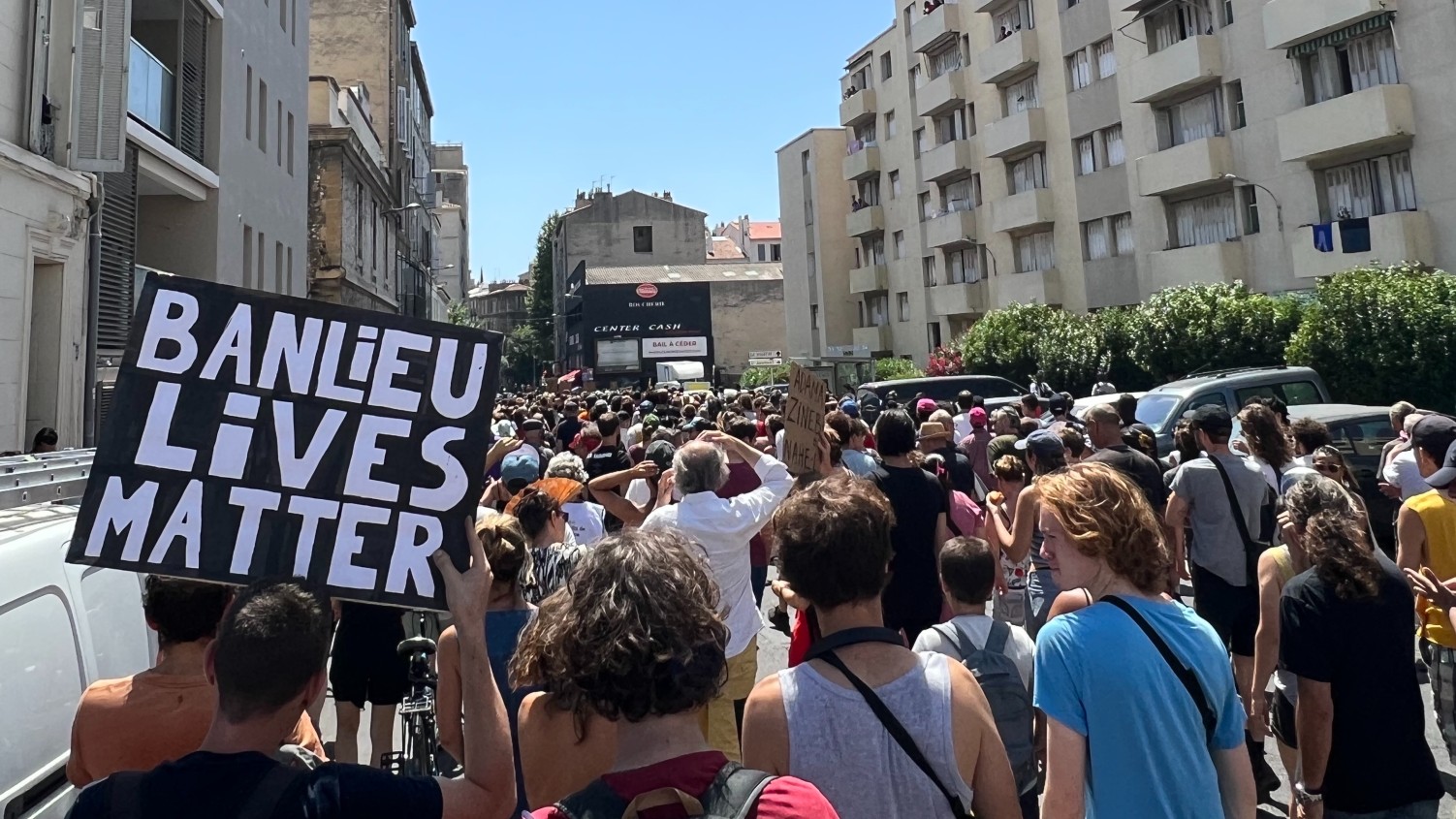 Des manifestants défilent à la Belle de Mai à Marseille, l’un des quartiers les plus pauvres d’Europe, pour demander justice pour Mohamed B., dont la mort aurait été causée par un tir policier, le 8 juillet 2023 (MEE/Frank Andrews)