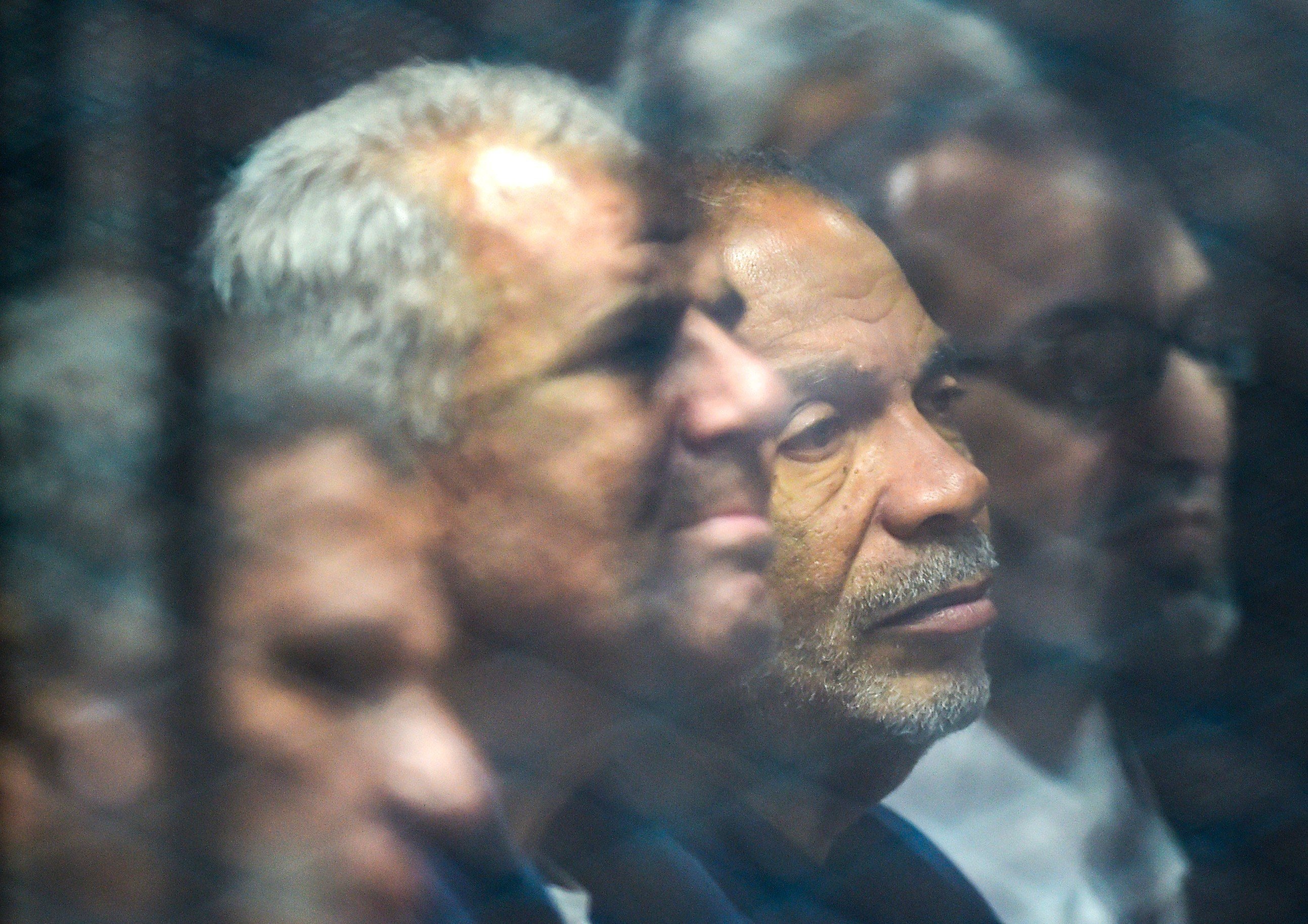 Saad al-Katatni (3e), membre haut placé des Frères musulmans et ancien président du Parlement égyptien, aux côtés de son collègue Sobhy Saleh lors de leur procès, le 2 décembre 2018 (AFP)