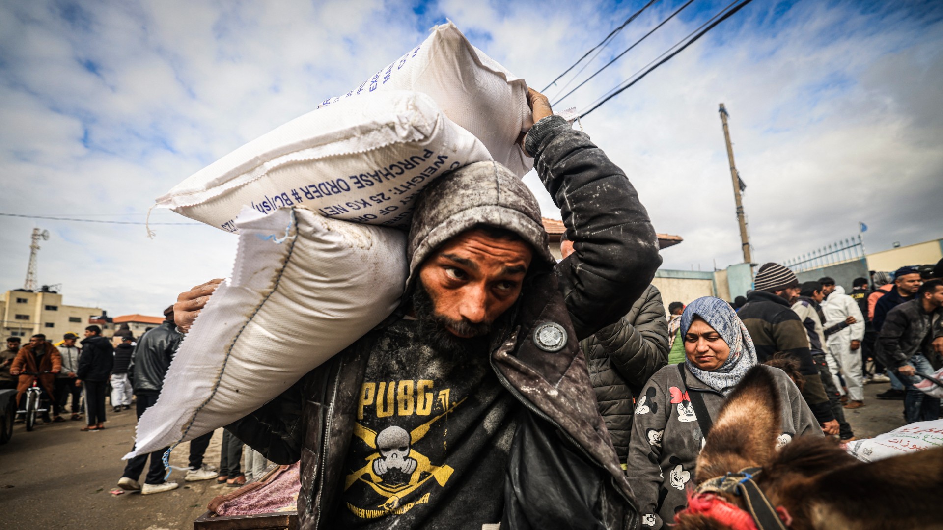 Des Palestiniens déplacés reçoivent de l’aide alimentaire à Rafah, dans le sud de la bande de Gaza, le 28 janvier (AFP)