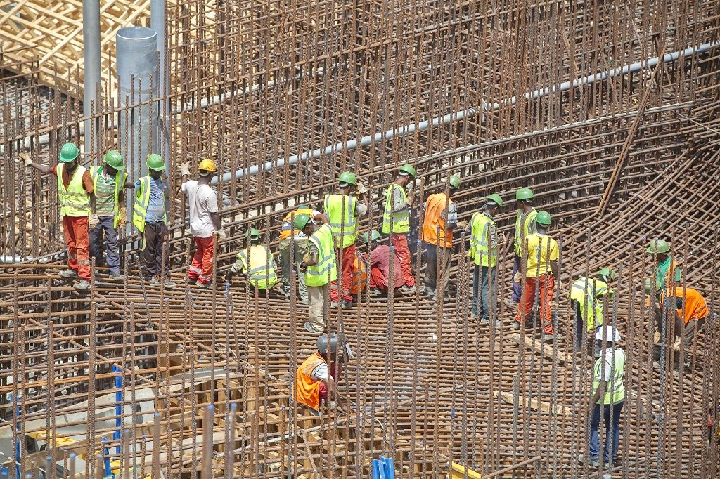 Ethiopian workers building Grand Renaissance Dam on Nile River in 2015 (AFP/file photo)