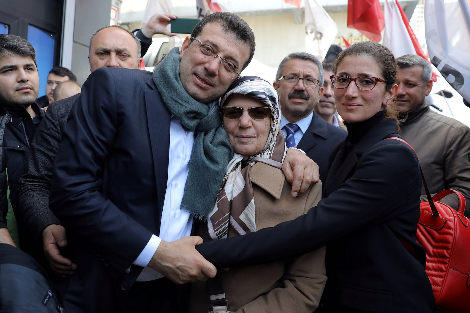 Ekrem İmamoğlu pose avec sa mère lors de la campagne des municipales à Istanbul (Reuters)