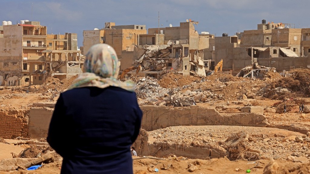 Une survivante regarde les décombres de bâtiments détruits par les inondations à Derna, en Libye, le 18 septembre 2023 (AFP)