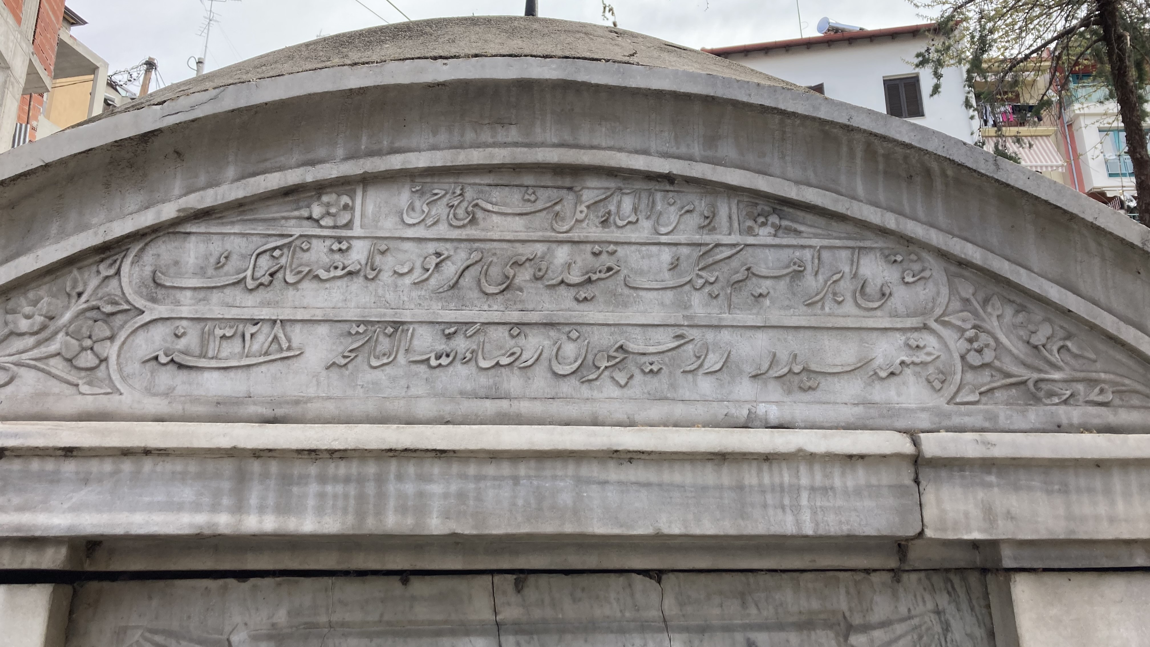 Gravures en arabe et en turc ottoman sur la fontaine Namika Hanim (MEE/Kenan Cruz Çilli)