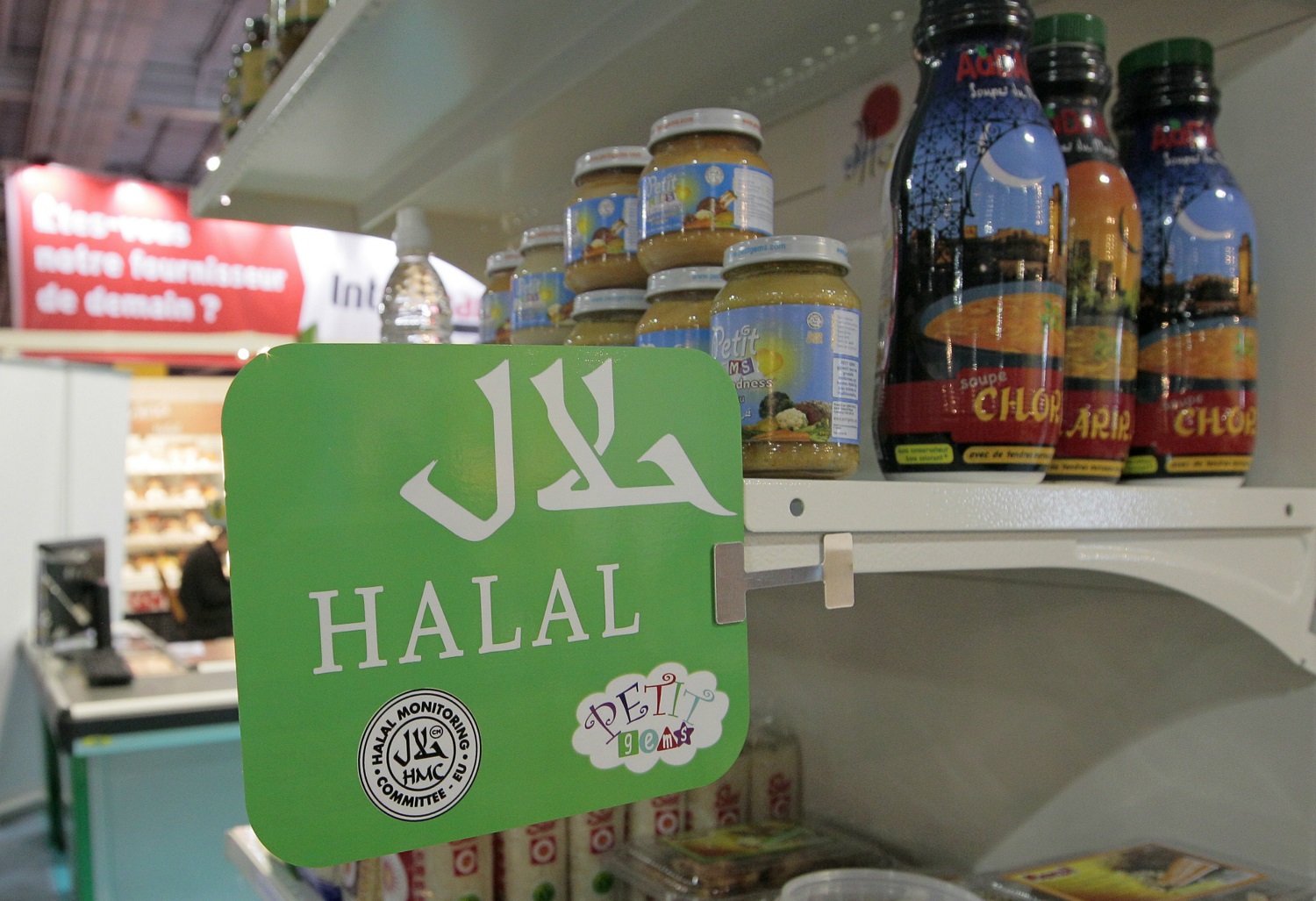 Les produits alimentaires halal sont devenus des denrées de base des rayons des supermarchés du monde entier (AFP)