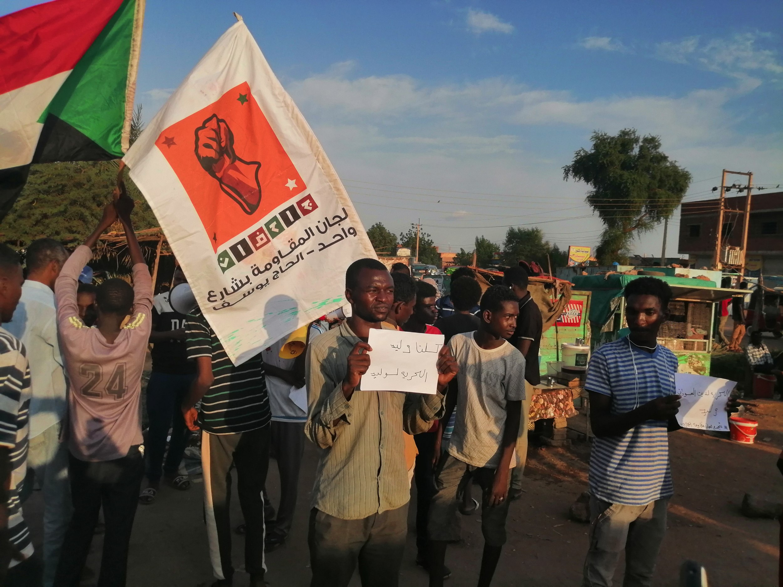 Protesters on 27 September in the Khartoum neighbourhood of Haj Youssef call for the release of Walid Hassan (MEE)