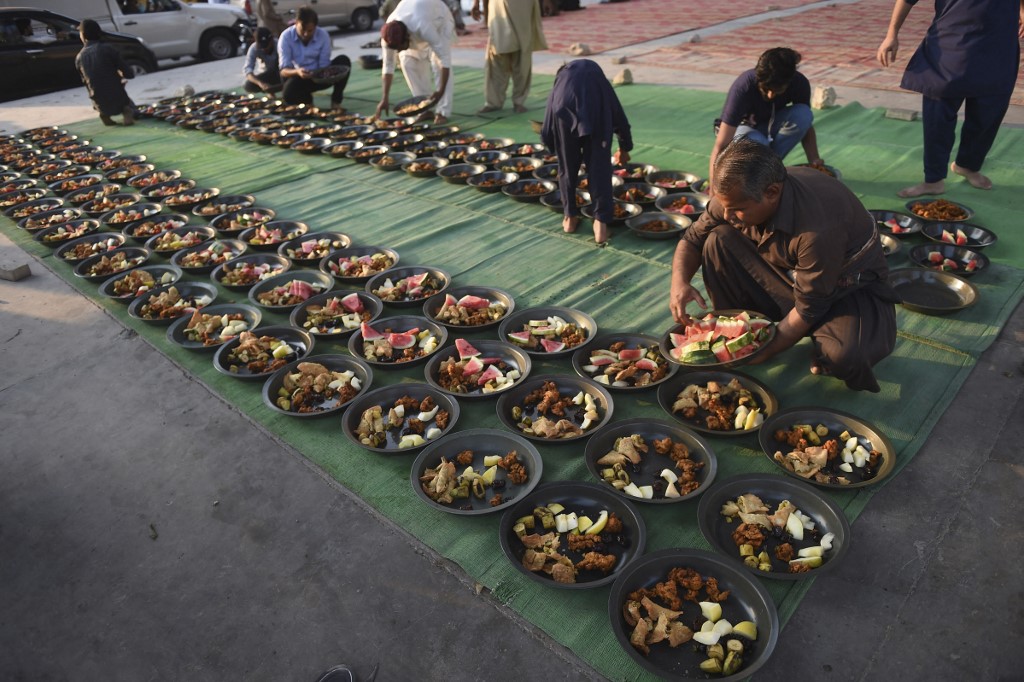 Des bénévoles préparent des assiettes pour l’iftar afin que les gens puissent rompre le jeûne pendant le Ramadan (AFP)