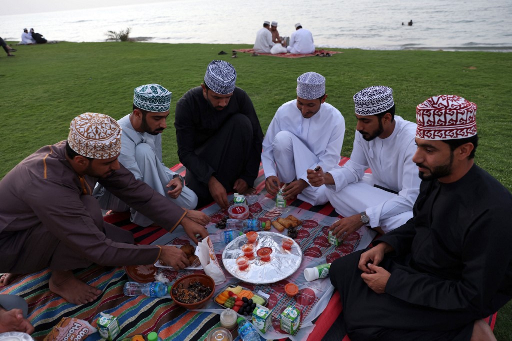 Des Omanais se rassemblent pour rompre leur jeûne sur la plage pendant le mois sacré du Ramadan (AFP)