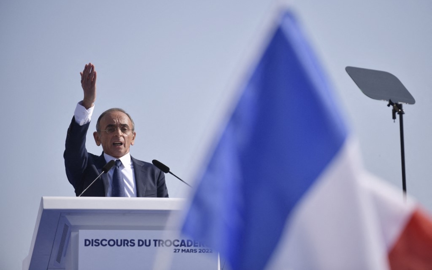 Le président du parti et candidat à la présidentielle Éric Zemmour prend la parole lors d’un meeting de campagne sur la place du Trocadéro à Paris le 27 mars 2022 (AFP/Julien De Rosa)