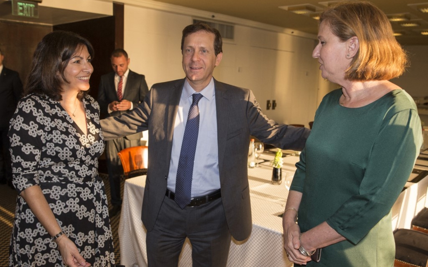 Le 10 mai 2015, à l’occasion d’une visite au Proche-Orient, Anne Hidalgo s’entretenait avec l’ancienne ministre de la Justice Tzipi Livni (à droite) et Isaac Herzog (au centre), aujourd’hui président israélien (AFP)