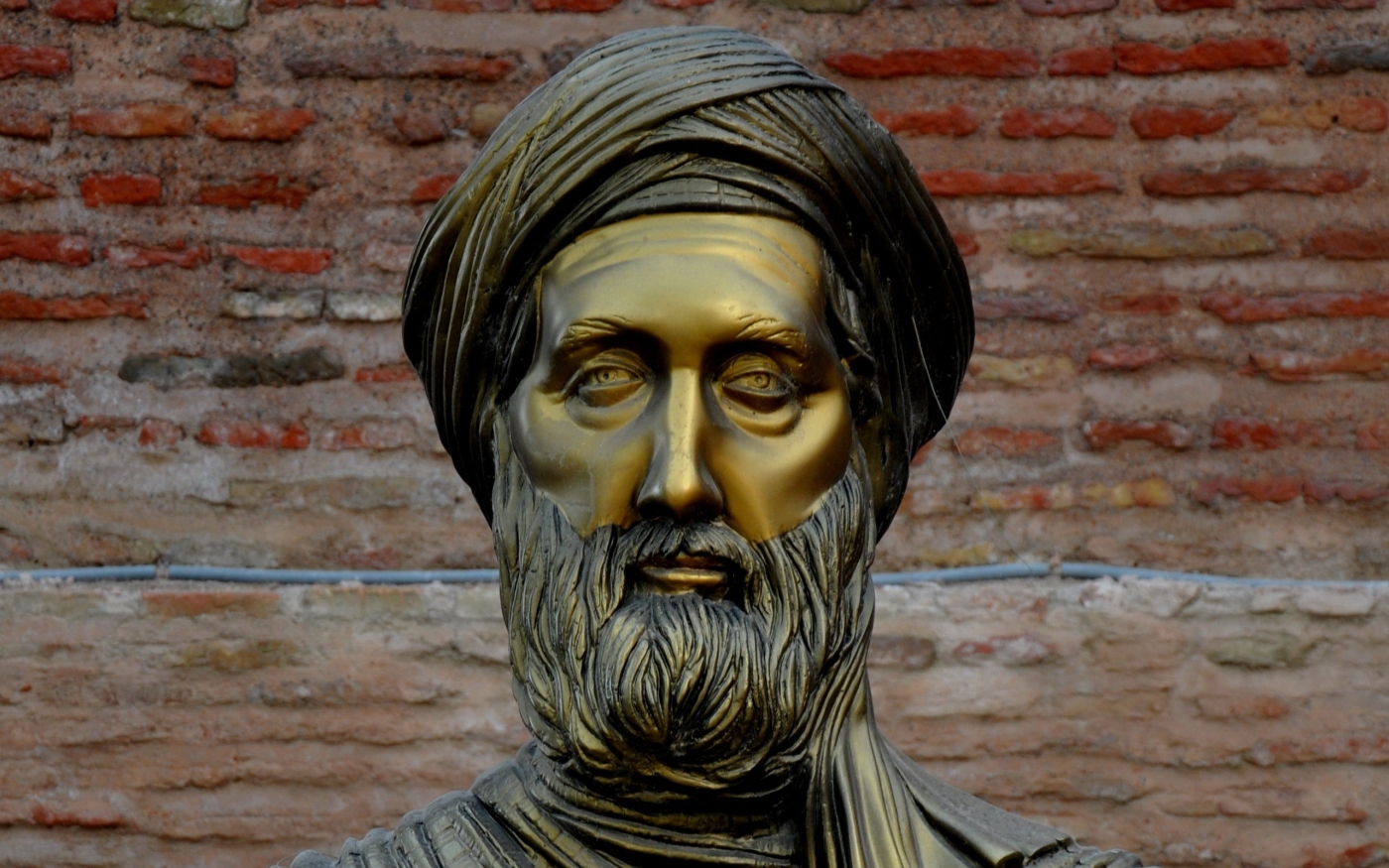 Ibn Khaldoun, représenté par cette statue en Algérie, était un détracteur de ce livre (Wikimedia)