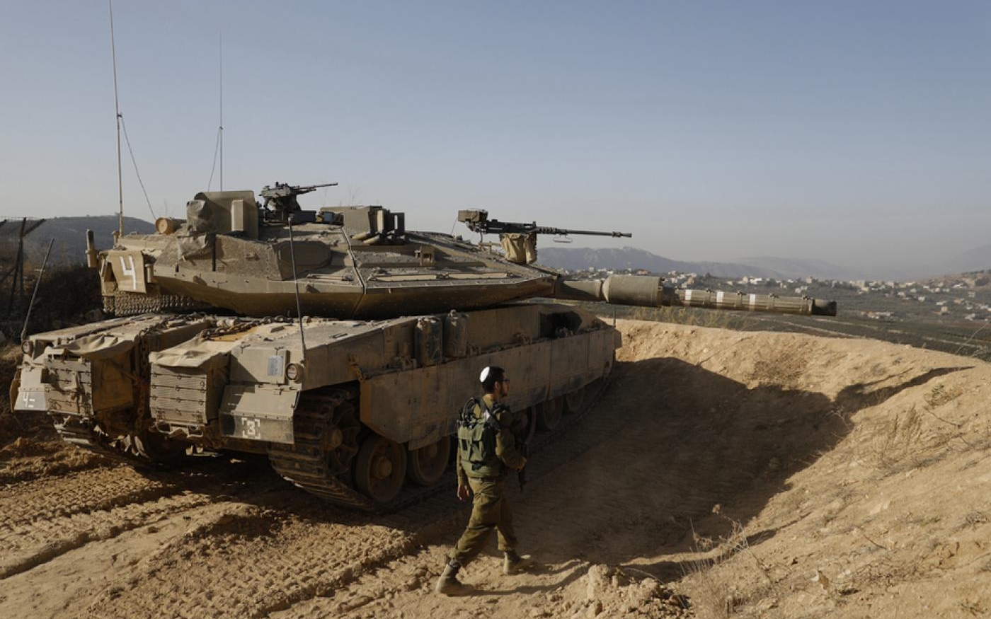 Des officiers de l’armée israélienne tiennent une position dominant le sud du Liban le 16 novembre 2017 (Reuters)