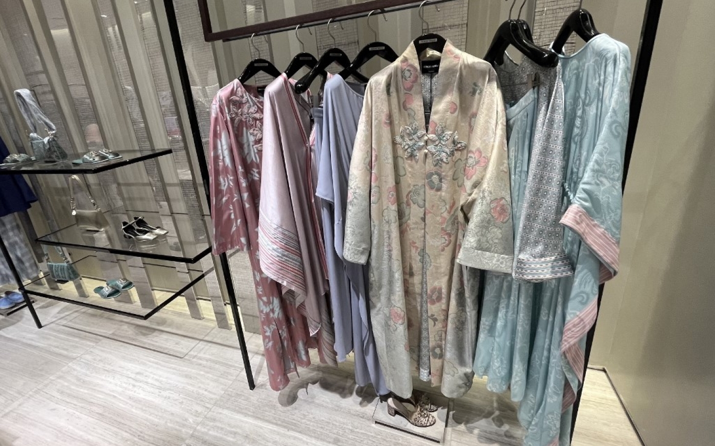 Des robes aux couleurs douces, faisant partie de la collection Ramadan, à l’intérieur de la boutique Giorgio Armani du Mall of the Emirates à Dubaï, pendant le mois sacré musulman du Ramadan (AFP/Giuseppe Cacace)