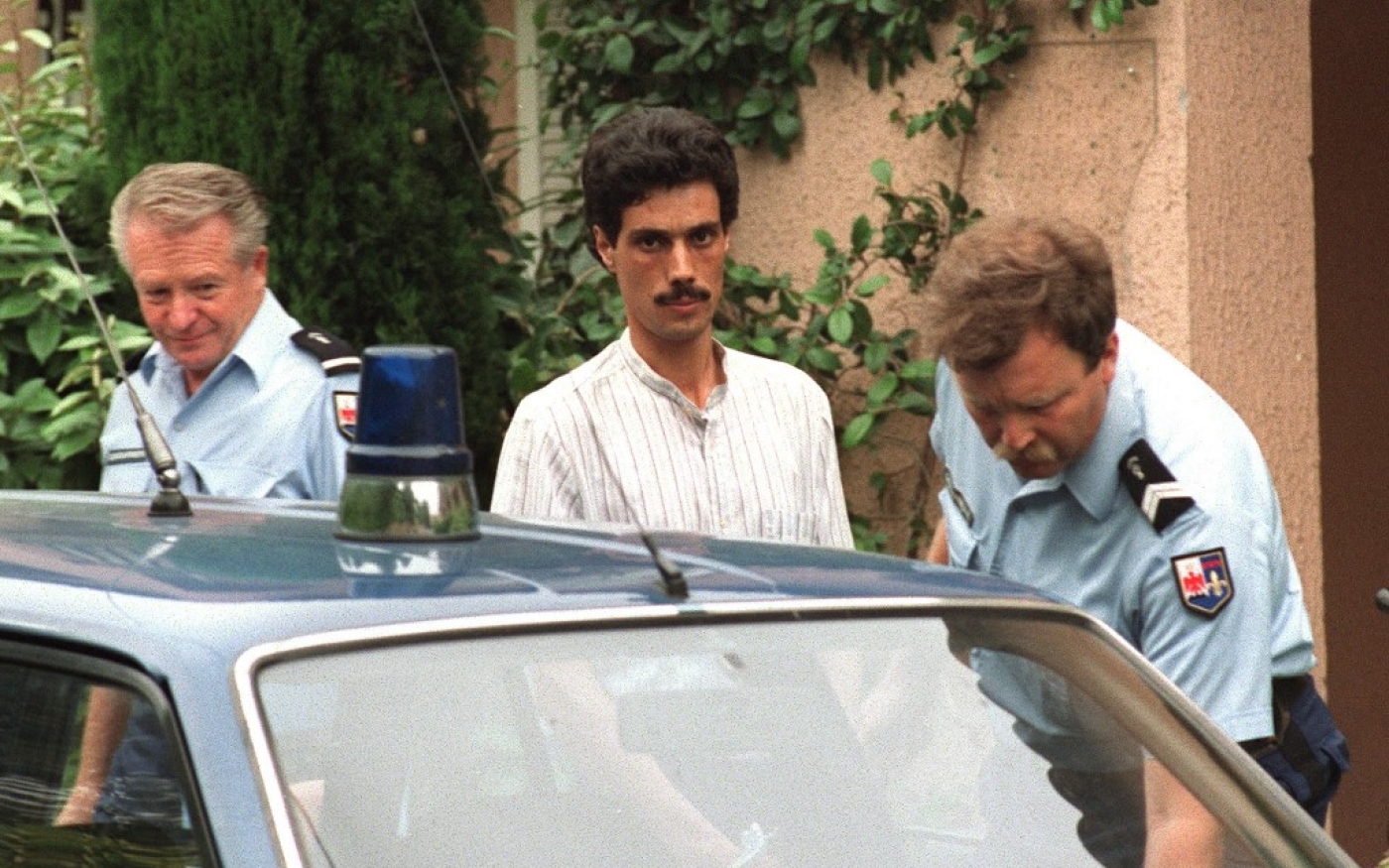 Omar Raddad monte dans une voiture de gendarmerie, le 26 juin 1991, pendant sa garde à vue dans le cadre de l’enquête sur l’assassinat de Ghislaine Marchal, tuée de plusieurs coups de couteau le 23 juin (AFP/Gérard Julien)