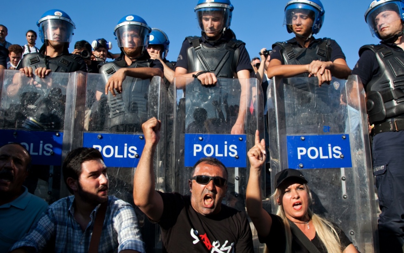 La police anti-émeute bloque les manifestants antigouvernementaux au parc Gezi, en juillet 2013 (AFP)