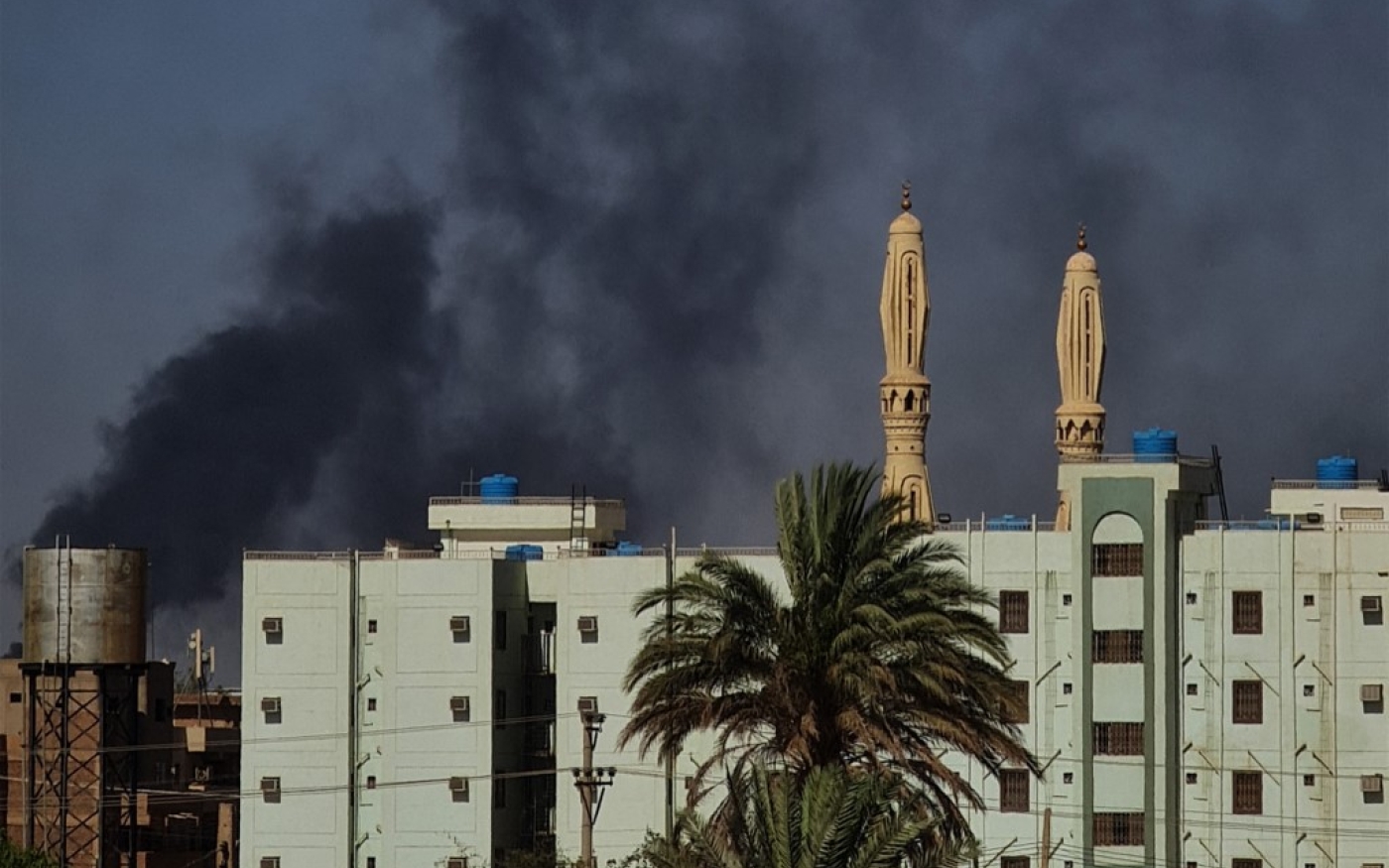 La fumée s’élève au-dessus des bâtiments du sud de Khartoum au milieu des combats en cours entre les forces de deux généraux rivaux, le 16 mai 2023. Un mois après l’éclatement le début conflit soudanais, sa capitale est une zone de guerre désolée où des familles terrorisées se rassemblent chez elles alors que les fusillades font rage (AFP)