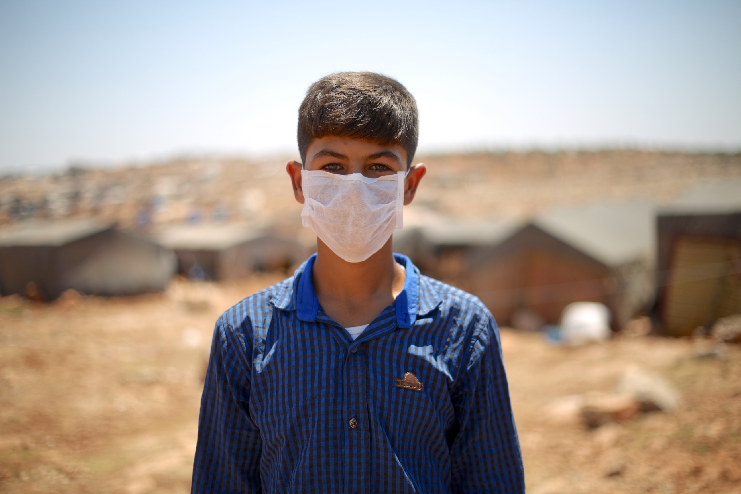 Boy wearing handmade mask in Idlib / MEE