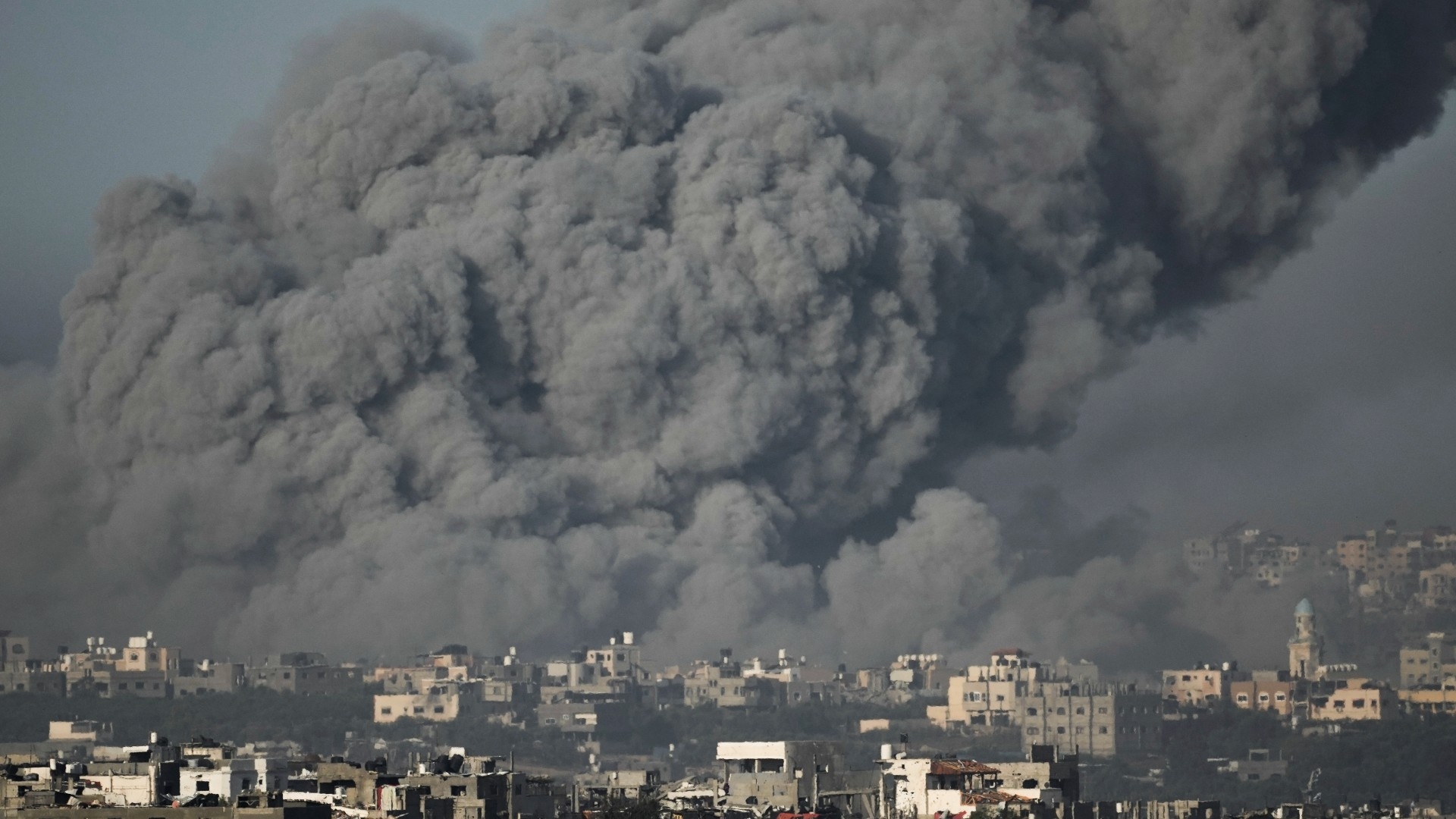 De la fumée s’élève après une frappe aérienne israélienne sur la bande de Gaza, vue depuis le sud d’Israël, le 22 novembre (AP)